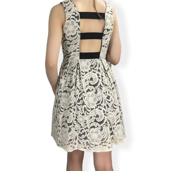 3/$30 ⭐️ Lace White Open Back Sleeveless Dress - Picture 2 of 5